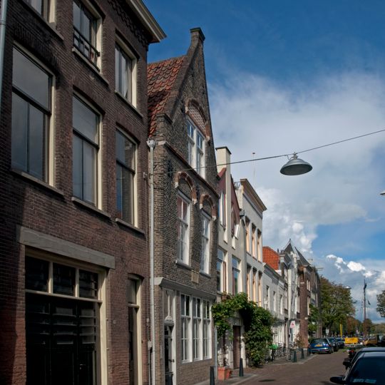 Pand met in tot puntgevel gewijzigde trapgevel