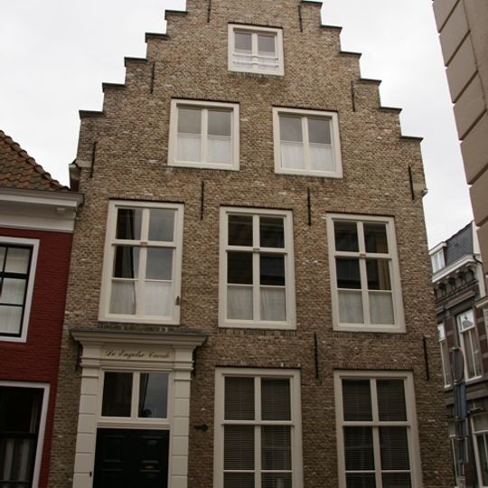 Eenvoudig huis met gecemente lijstgevels op de hoek van de engelsestraat