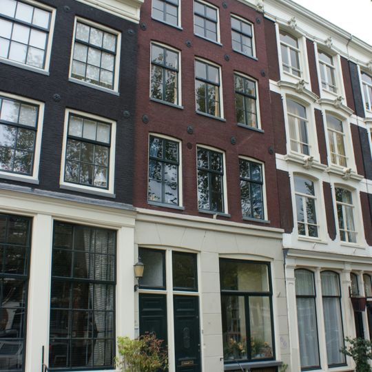 Pand met gevel onder rechte lijst met consoles