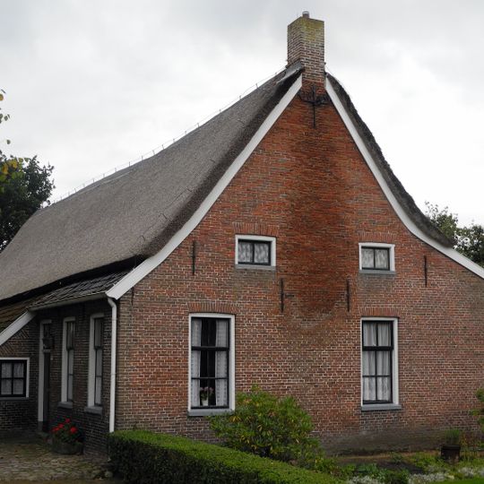 Boerderij met zijbaander en woongedeelte met rechte eindgevel