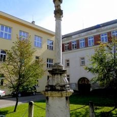 Socha sv. Jána Nepomuckého, stĺp s podstavcom