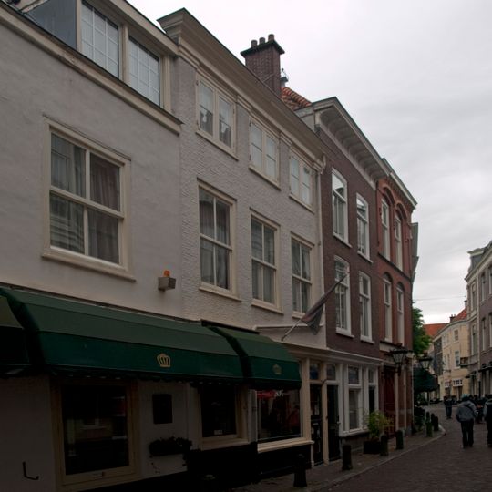 Pand met ingezwenkte halsgevel met aanzetvazen en recht afgedekte top