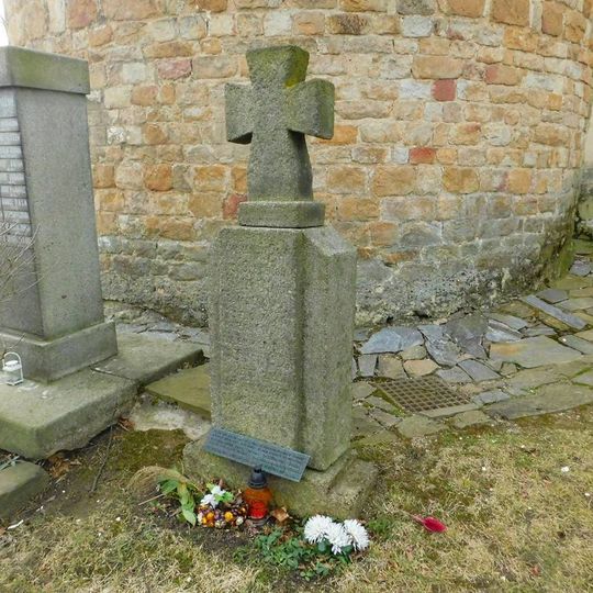 Kříž u kostela v Kostelci u Křížků