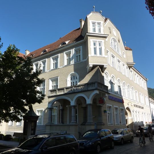 Straßenfassade des Gemeindeamts- und Schulgebäudes