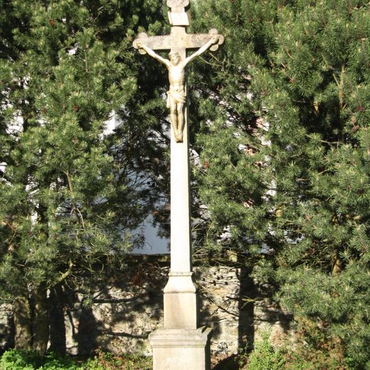 Kříž před kostelem sv. Jakuba ve Veselé
