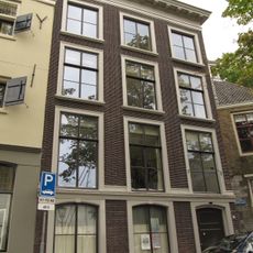 Pand met lijstgevel voor huis met souterrain, parterre en twee verdiepingen