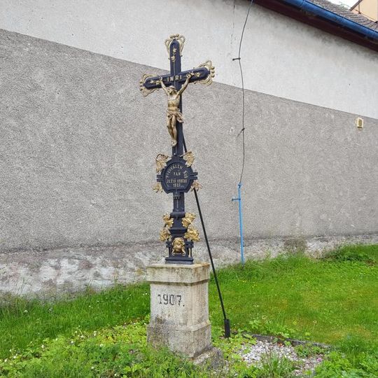 Kříž v Bzové naproti restauraci Bezovka