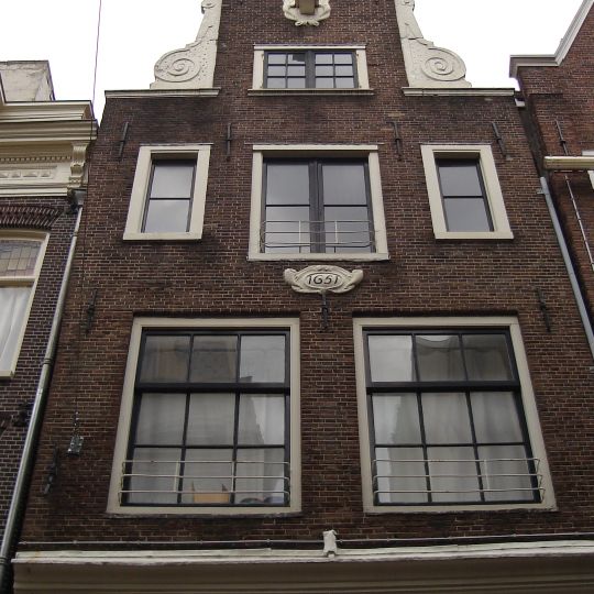 Pand met halsgevel met oeil-de-boeuf en jaartalsteen