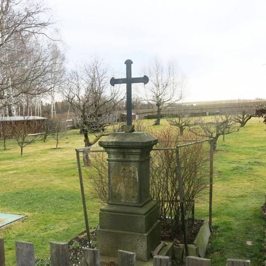 Kříž v zahradě domu 431 v Království