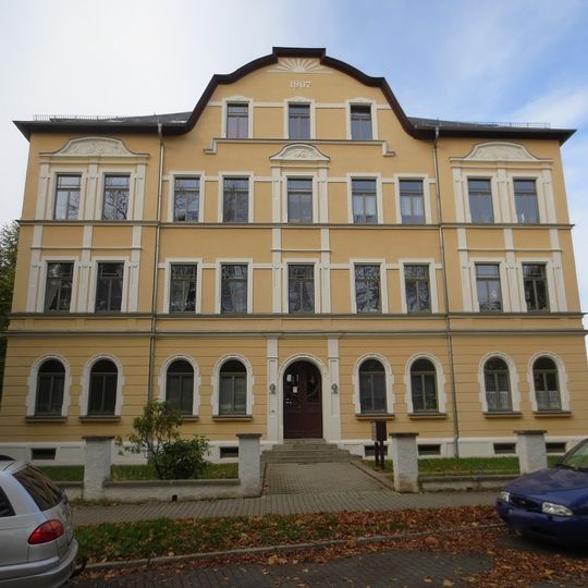 Mietshaus in offener Bebauung mit Vorgarten und Einfriedung Altendorfer Straße 44