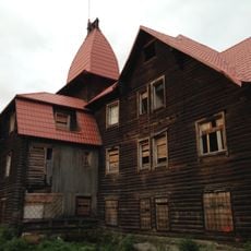 Здание деревянной гостиницы