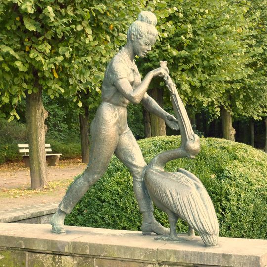 Weiblicher Teenager mit Pelikan