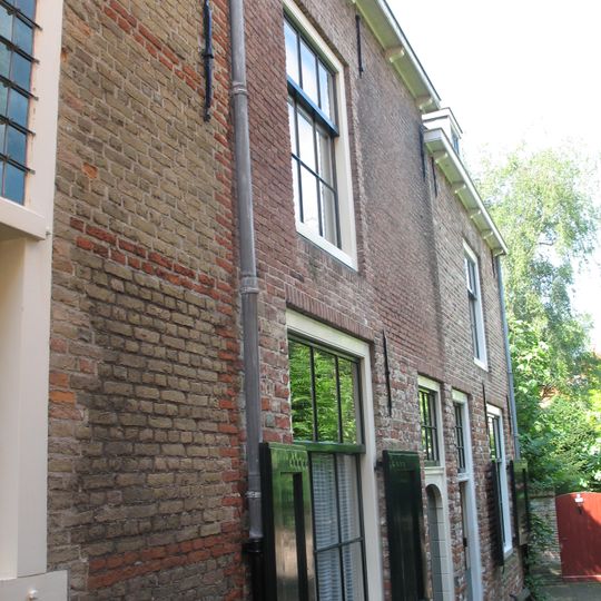 Dwarshuisje met gootlijst op klossen