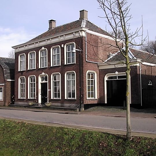 Gaaf bewaard herenhuis met koetshuis, in het jaar 1866 opgetrokken in traditionele vormen