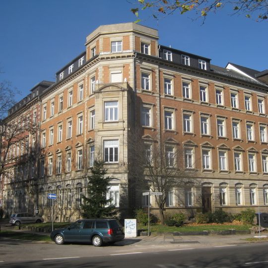 Mietshaus in geschlossener Bebauung in Ecklage mit Vorgarten Straße der Nationen 65
