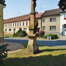 Kříž v Třebčíně před kaplí