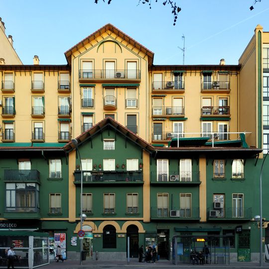 Conjunto de viviendas y locales para la Cooperativa Hesperia