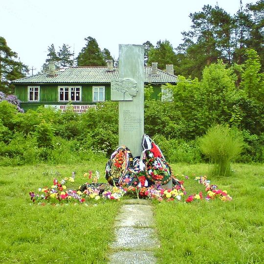 Памятник-стела Герою Советского Союза А.М. Лисицыной , погибшей при переправе через р. Свирь при выполнении боевого задания