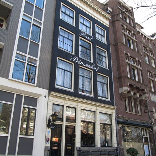 Huis met gevel onder rechte lijst en dwars dakje