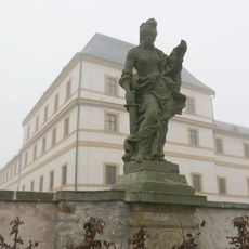 Socha alegorie Spravedlnost na terase špitálu v Kuksu