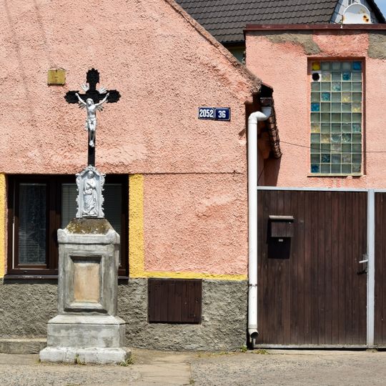 Kříž na rozcestí ulic Židovická a 9. května v Podluskách