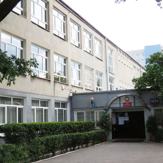 Budynek szkolny przy ulicy Szczęśliwickiej 50/54