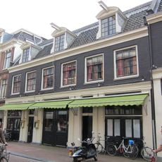 Breed complex koetshuizen onder dwars dak met dakkapellen