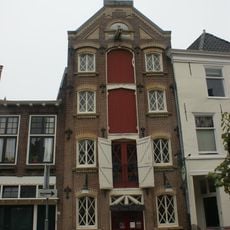 Voormalig pakhuis in eclectische trant. Het pakhuis maakt deel uit van een gesloten gevelwand en van het beschermde stadsgezicht