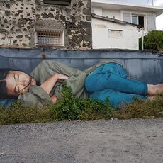 Enfant dormant dans un monde pourri