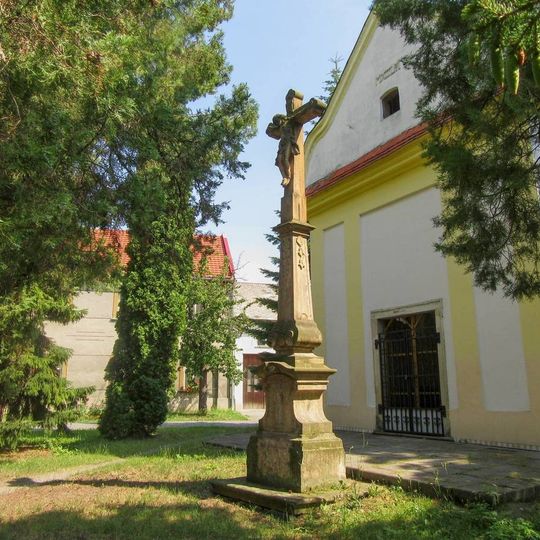 Kříž v Chořelicích u kaple svatého Floriána