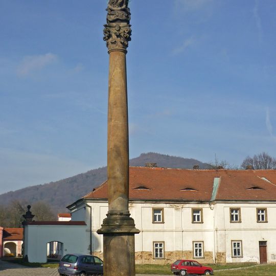 Sloup se sochou svatého v klášteře v Oseku u Duchcova