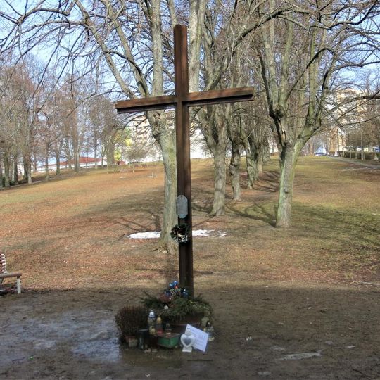 Kříž v parku u kostela v Rochlici