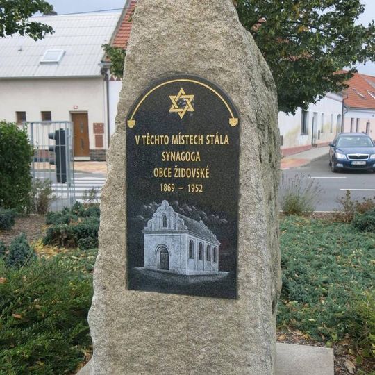 Pomník zaniklé synagogy v Neratovické ulici v Kostelci nad Labem