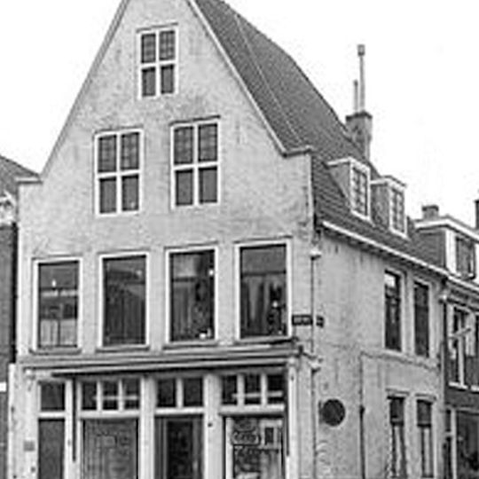 Hoekpand met verdieping onder hoog zadeldak tegen topgevel met verminkte toppilaster