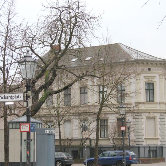 Wohnhaus und Nebengebäude Richardplatz 17, Richardstraße 70-72