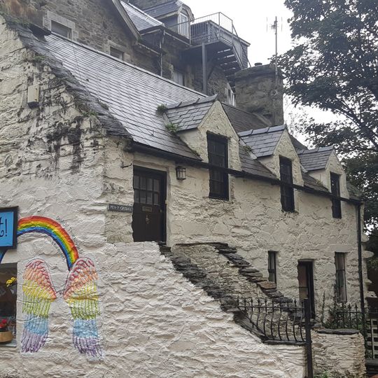 Pen-Y-Crisiau , High Strret