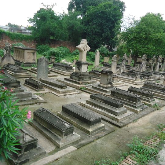 Cemeteries in Kydganj