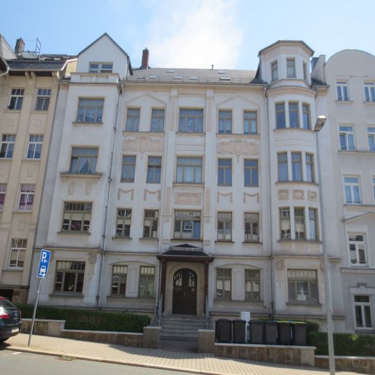 Mietshaus in geschlossener Bebauung mit Vorgarten und Einfriedungsmauer Wartburgstraße 19