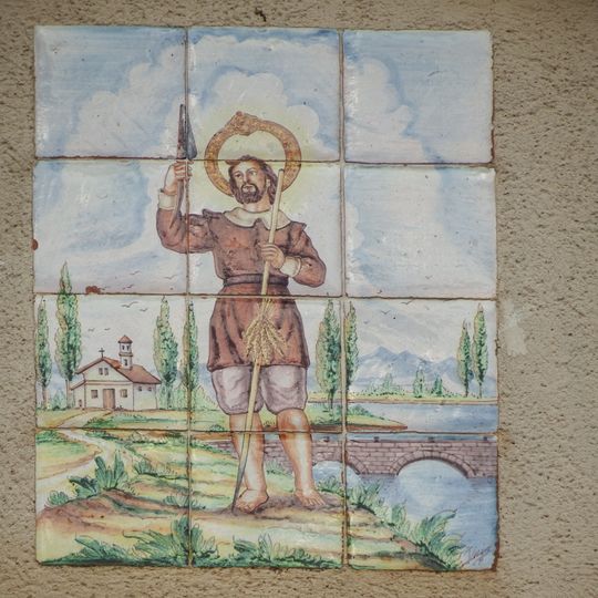 Retablo cerámico de San Isidro en calle Fray Luis Amigó 46