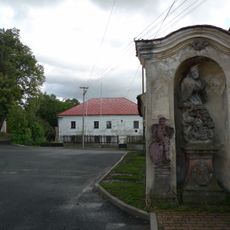Výklenková kaplička se sousoším svatého Jana Nepomuckého