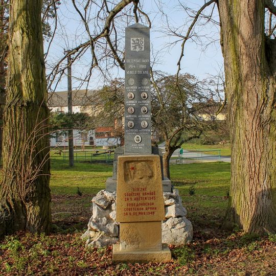 Pomník Sovětské armádě v Červené Lhotě u kaple