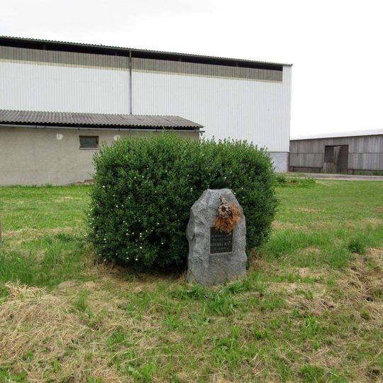 Pomník oběti náletu severně od Let