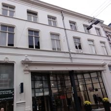 Twee winkels met bovenwoning gebouwd