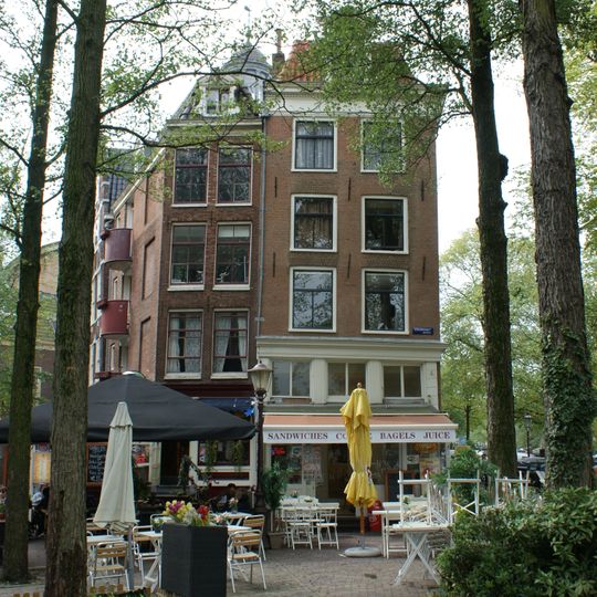 Hoekhuis met eind 18e-eeuwse houten pui en gevellijst en dakkapel