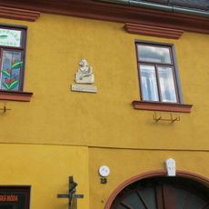 Pamětní deska Haně Brady na domě Vratislavovo náměstí 13 v Novém Městě na Moravě