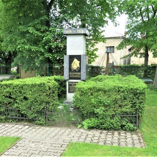 Pomník padlým na návsi v Bukovně