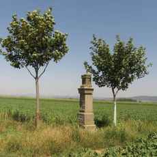 Kříž jižně od Újezdu na polním rozcestí