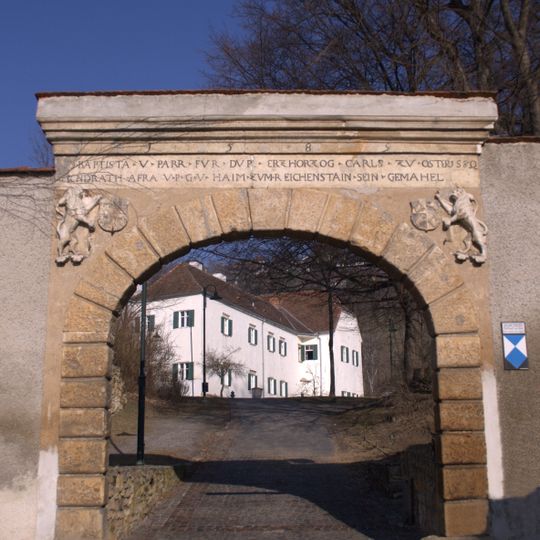 Schloss Paar Umfassungsmauer und Teil der Stadtmauer