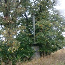 Kříž západně od Kloušova