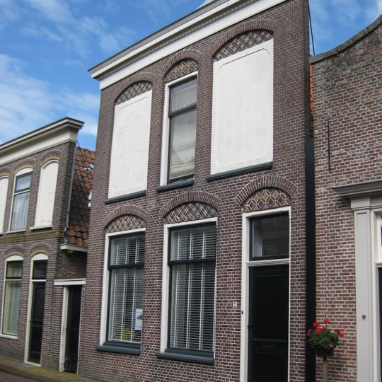 Huis onder zadeldak en een lijstgevel van omstreeks 1900